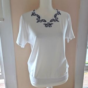 Vintage white tee scalloped edge blue floral embroidery pearl beads small/Medium
